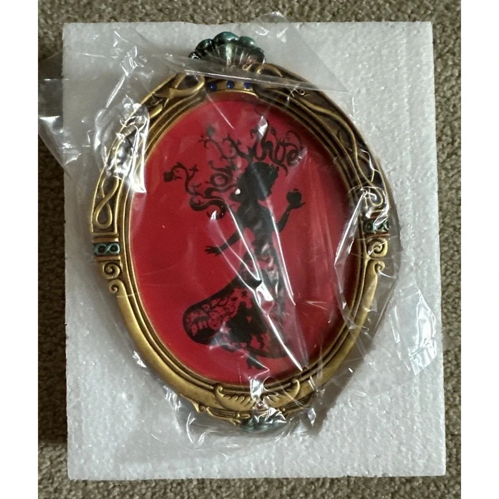 Disney Store Snow White Evil Queen Magic Mirror Photo Frame Statue 4